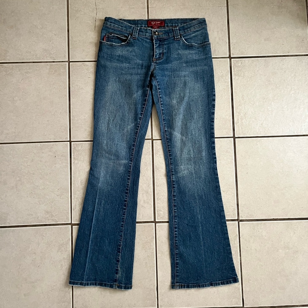Low rise flare jeans with a flattering fit and cute back pockets ✨ - Picture 6 of 7